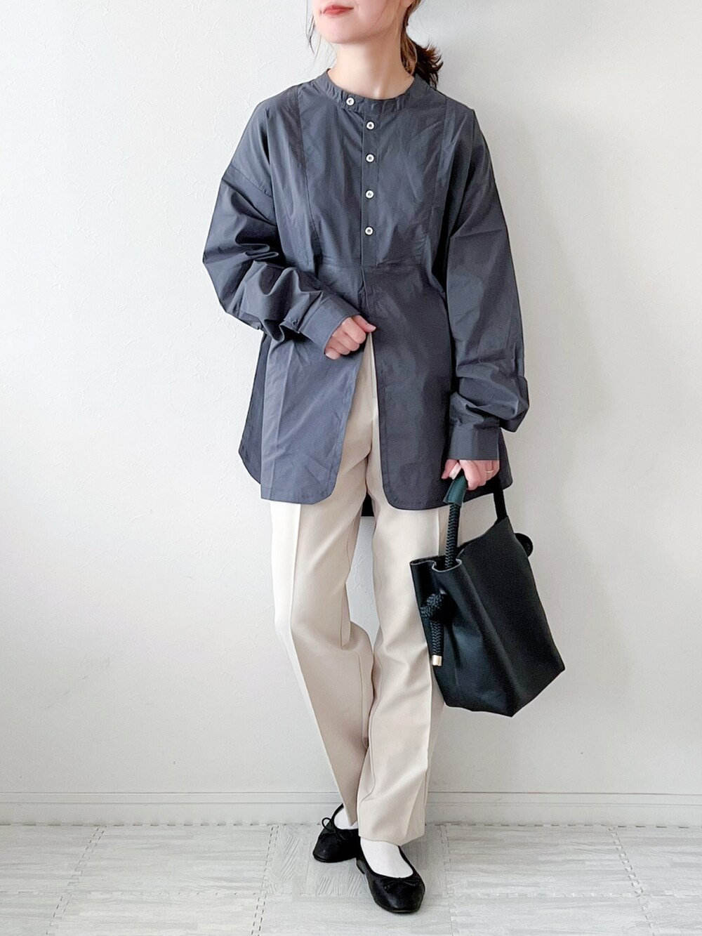 ブラック系のシャツ/ブラウス、ブラック系のハンドバッグ、ホワイト系のその他パンツを着用したレディースの秋コーディネートの2枚目の写真