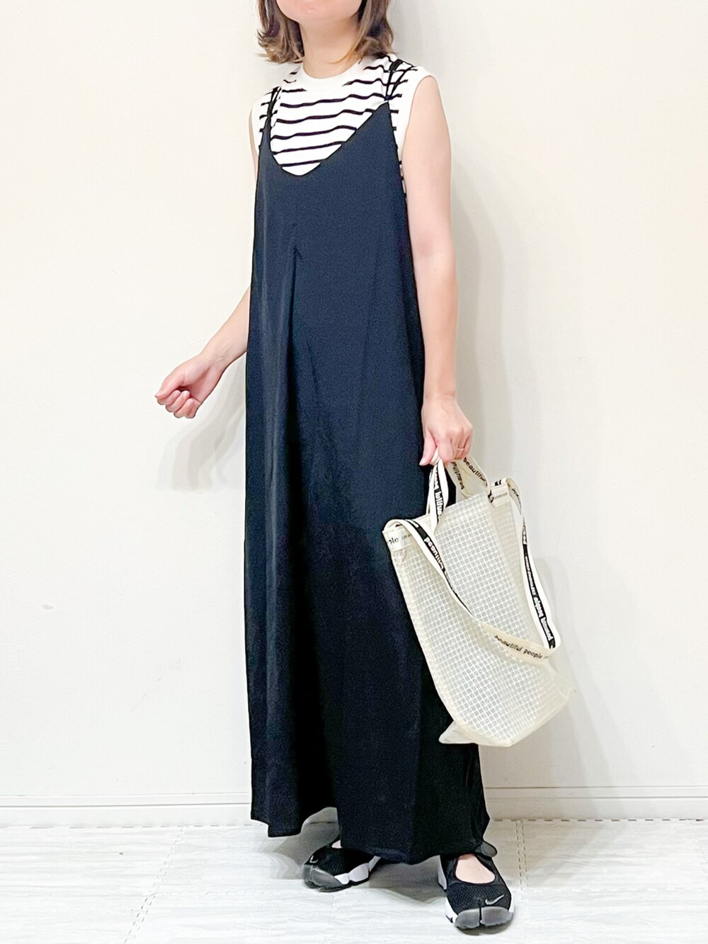「プチプラ、キャミワンピ、キャミワンピース、ボーダー、ノースリーブ、エアリフト、夏服、夏ファッション、シンプル、モノトーン、低身長、ママコーデ、大人カジュアル、プチプラコーデ、ラフ」｜「beautiful peopleのbeautiful people ビニールショルダーバッグ（ショルダーバッグ、ホワイト系）」を使った、chakoさん（レディース・155cm）の夏コーディネートの2枚目の写真