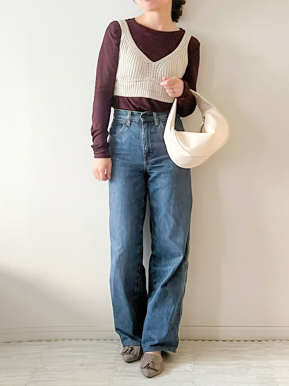 「Hunch、ハンチ、hunch_ootd、シアートップス、UNIQLO、ビスチェ、デニム、プチプラ、ママコーデ、大人カジュアル、秋コーデ、ニットビスチェ、大人コーデ、シンプルコーデ、低身長」｜「hunchのクルーネックシアートップス（Tシャツ/カットソー、ブラウン系）」を使った、chakoさん（レディース・155cm）の秋コーディネートの2枚目の写真