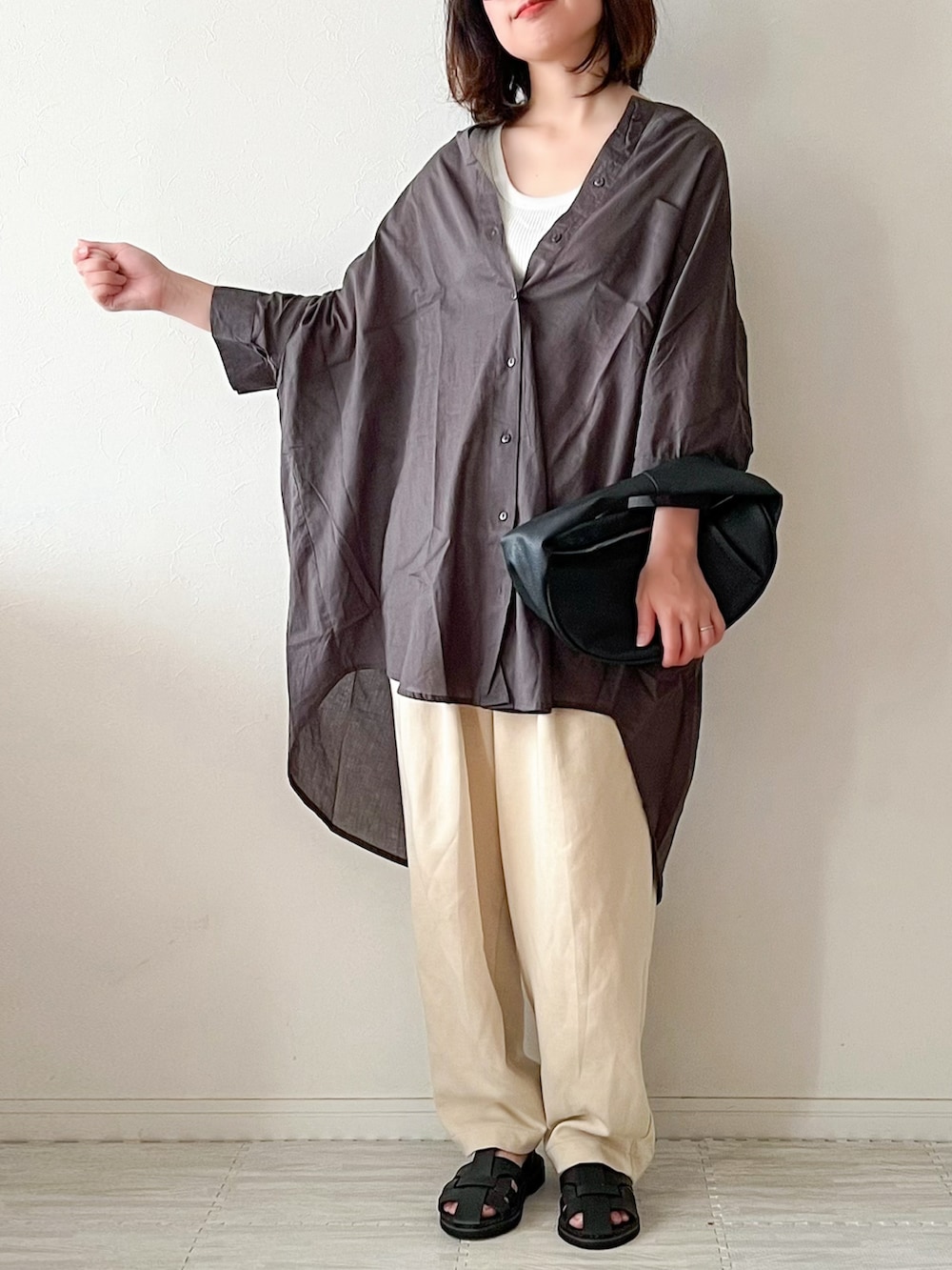 「夏コーデ、ユニクロ、プチプラ、プチプラコーデ、シャツスタイル、グルカサンダル、シンプルスタイル、大人カジュアル、ママコーデ、ママファッション、シンプル、スウェットパンツ、低身長女子、ootd、パンツスタイル」｜「Fizzの【Fizz/フィズ】　コットンボイルギャザーヨークブラウス（シャツ/ブラウス、グレー系）」を使った、chakoさん（レディース・155cm）の夏コーディネートの3枚目の写真