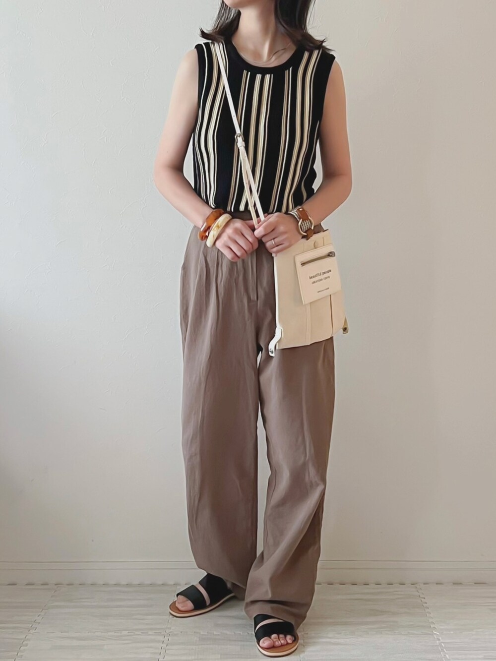 ブラック系のTシャツ/カットソー、ホワイト系のシャツ/ブラウス、ホワイト系のショルダーバッグを着用したレディースの夏コーディネートの5枚目の写真