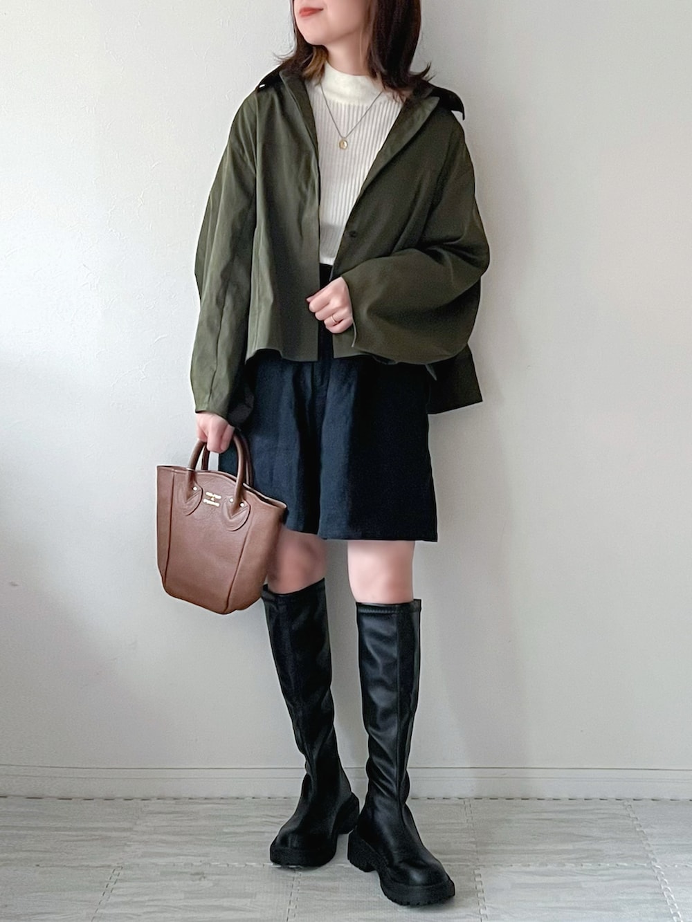 「ロングブーツ、ショートパンツ、ハーフパンツ、大人カジュアル、ミリタリージャケット、ハイネック、プチプラ、秋冬コーデ、低身長コーデ、パンツスタイル、ブーツスタイル、ハイネックニット、シンプルコーデ、ハンドバッグ、トートバッグ」｜「AS KNOW AS plusの♪ストレッチロングブーツ　【2022AWアイテム】（ブーツ、ブラック系）」を使った、chakoさん（レディース・155cm）の冬コーディネートの2枚目の写真