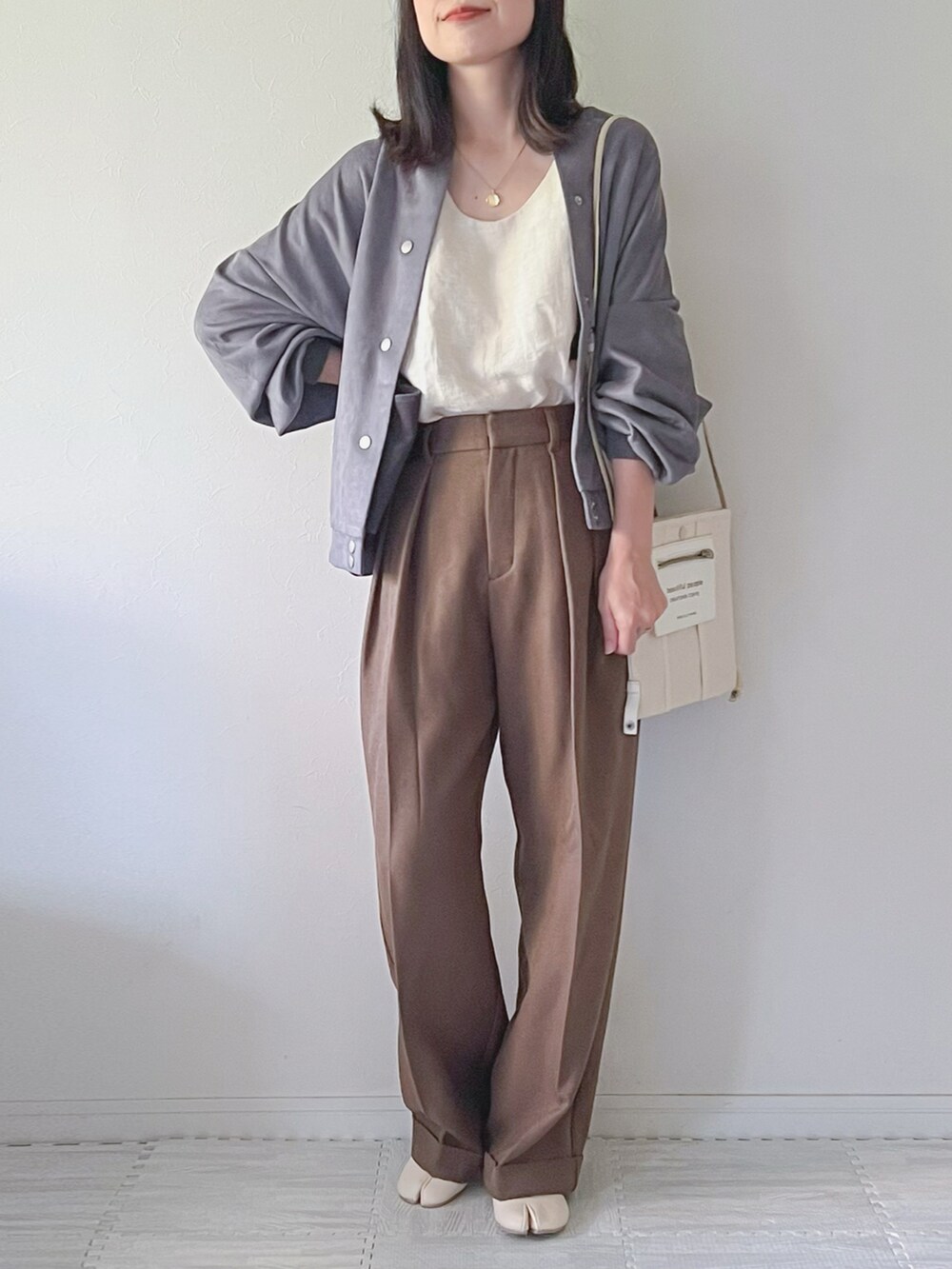 「秋服準備はじめました、秋服、パンツスタイル、低身長、低身長コーデ、シンプルコーデ、大人カジュアル、スタジャン、ワイドパンツ、プチプラ、バレエシューズ、ママコーデ、GU、足袋バレエ、巾着バッグ」｜「Fizzの【Fizz/フィズ】　ゆったりフェイクスエードスタジャン（スタジャン、ブラック系）」を使った、chakoさん（レディース・155cm）の秋コーディネートの4枚目の写真