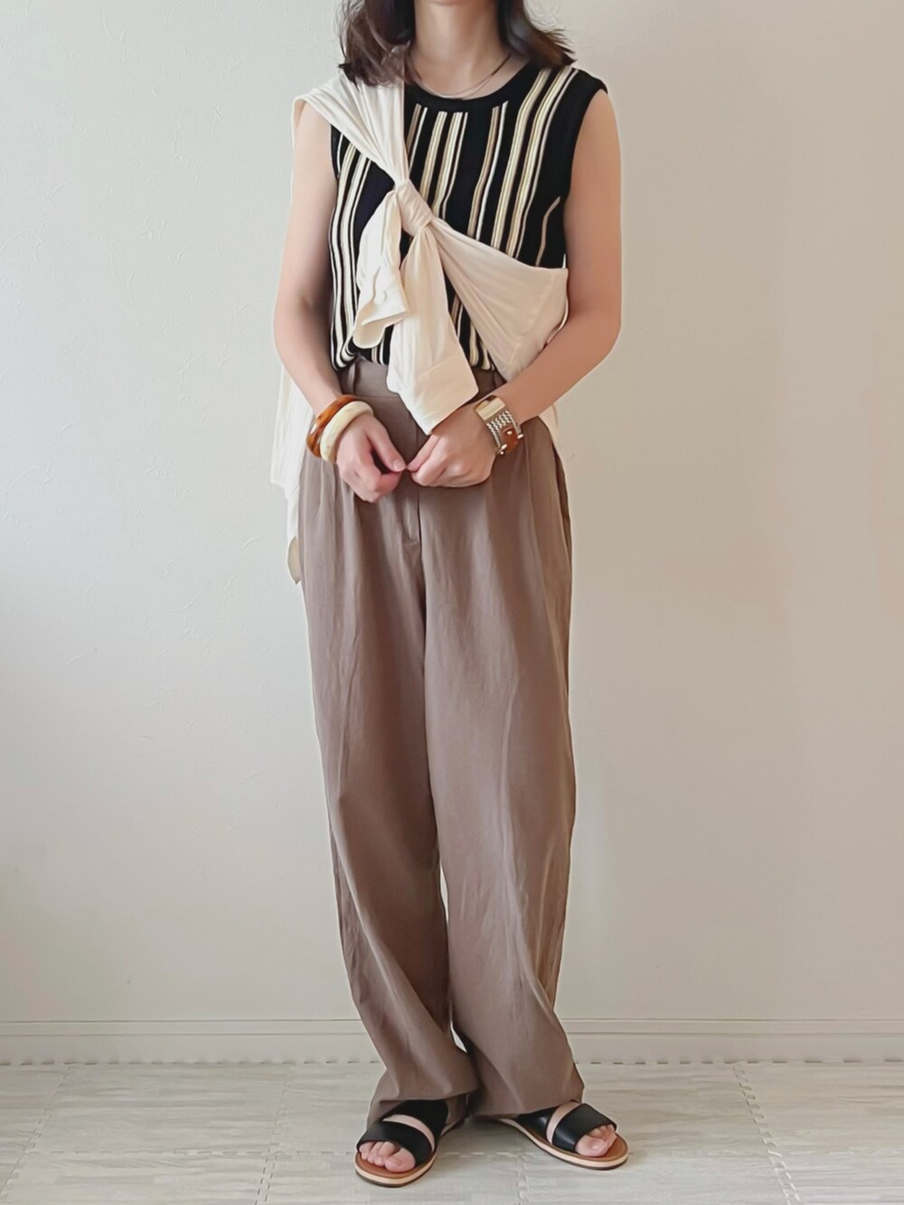 ブラック系のTシャツ/カットソー、ホワイト系のシャツ/ブラウス、ホワイト系のショルダーバッグを着用したレディースの夏コーディネートの2枚目の写真