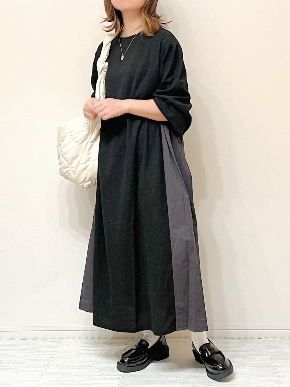 「スウェットワンピース、モノトーン、ローファー、キルティングバッグ、プチプラ、UNIQLO、ママコーデ、シンプルコーデ、大人カジュアル、ショルダーバッグ、秋コーデ、大人かわいい、低身長、初秋コーデ、楽チンコーデ」｜「Fizzの【Fizz/フィズ】　サカリバ素材　バック切替えAラインワンピース（ワンピース、ブラック系）」を使った、chakoさん（レディース・155cm）の秋コーディネートの2枚目の写真