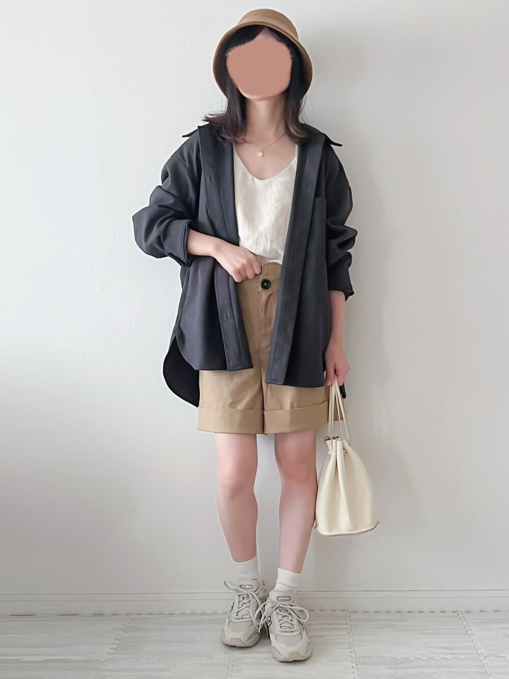 「休日スタイル、大人カジュアル、秋物準備はじめました、秋カラー、白スニーカー、秋先取りコーデ、ママファッション、シンプルコーデ、ユニクロ、バケットハット、シャツスタイル、ハーフパンツ、ニューバランス、ビッグシルエット、プチプラ」｜「UNIQLOのアイテム（シャツ/ブラウス、ブラウン系）」を使った、chakoさん（レディース・155cm）の秋コーディネートの3枚目の写真