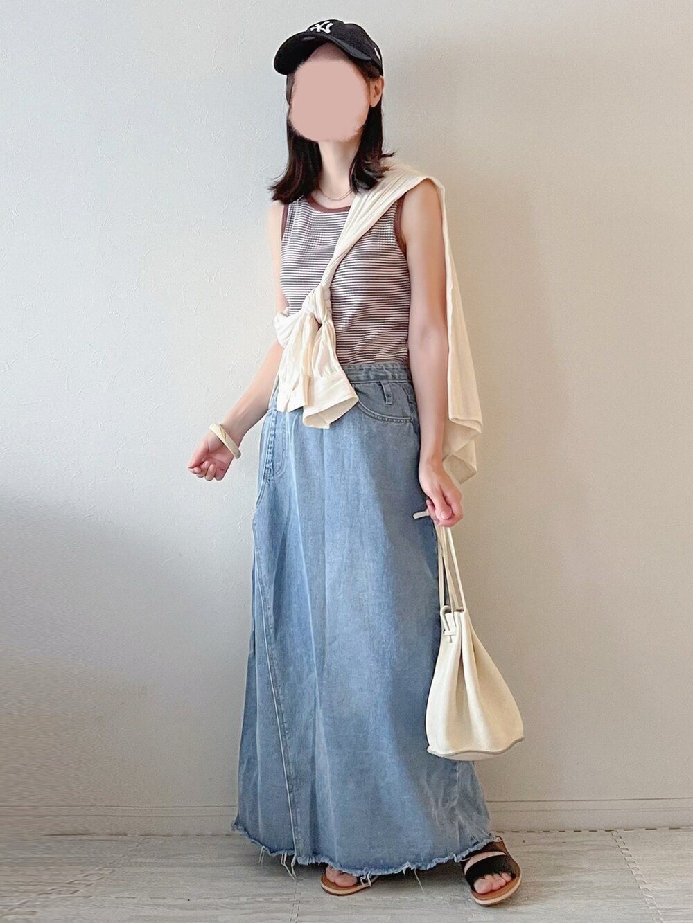 ブラウン系のタンクトップ、ホワイト系のシャツ/ブラウス、ベージュ系のショルダーバッグを着用したレディースの夏コーディネートの2枚目の写真