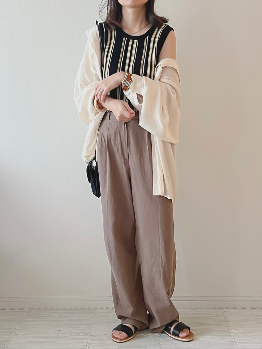 ブラック系のTシャツ/カットソー、ホワイト系のシャツ/ブラウス、ホワイト系のショルダーバッグを着用したレディースの夏コーディネートの4枚目の写真