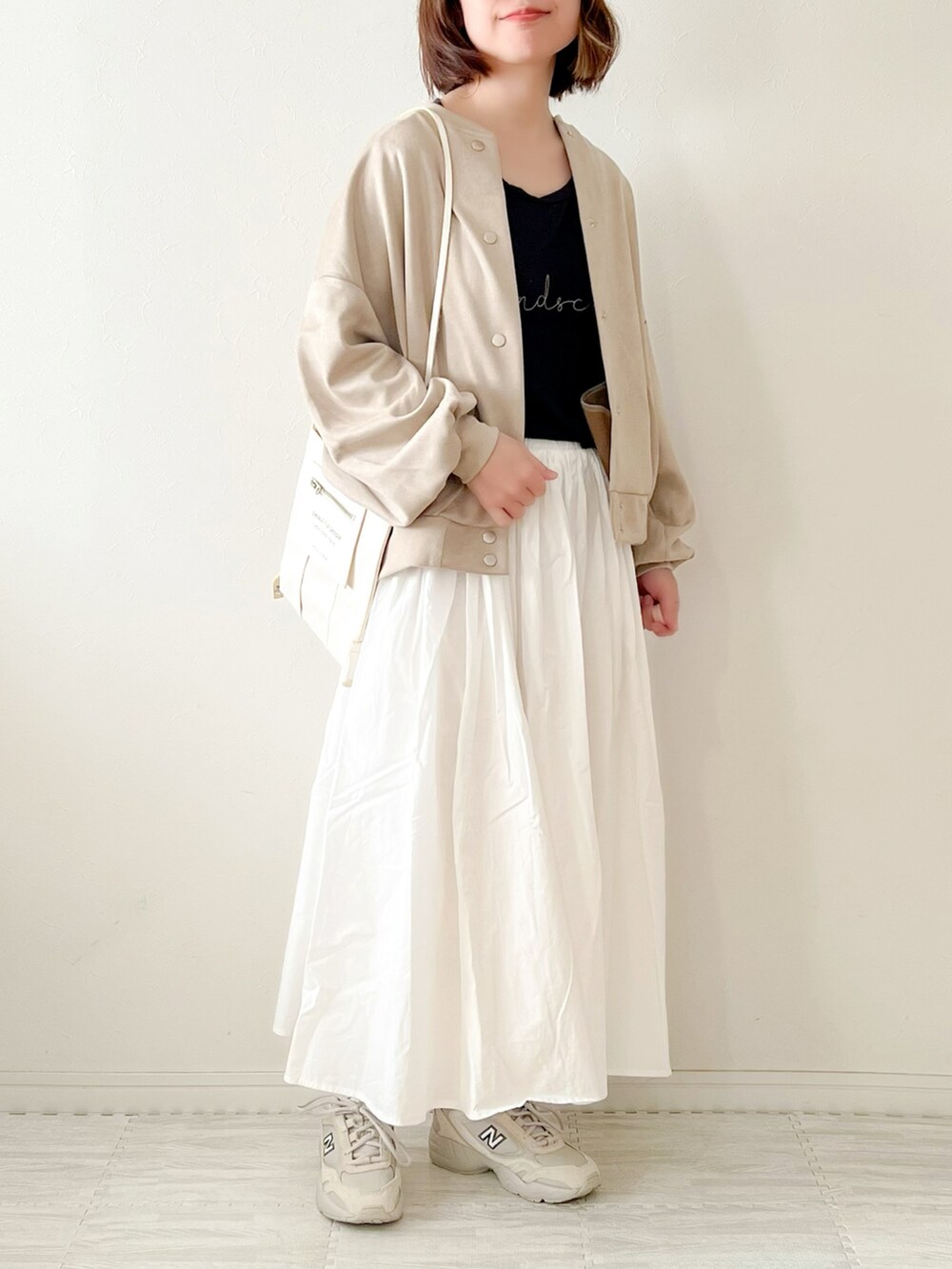 「春服デビュー宣言、ワントーンコーデ、スタジャン、春服、春カラー、淡色コーデ、ニューバランス、白スニーカー、ショルダーバッグ、大人カジュアル、低身長、ママファッション、ボリュームスカート、休日スタイル、ロゴT」｜「Fizzの【Fizz/フィズ】　フェイクスエードスタジャン（スタジャン、ベージュ系）」を使った、chakoさん（レディース・155cm）の春コーディネートの2枚目の写真