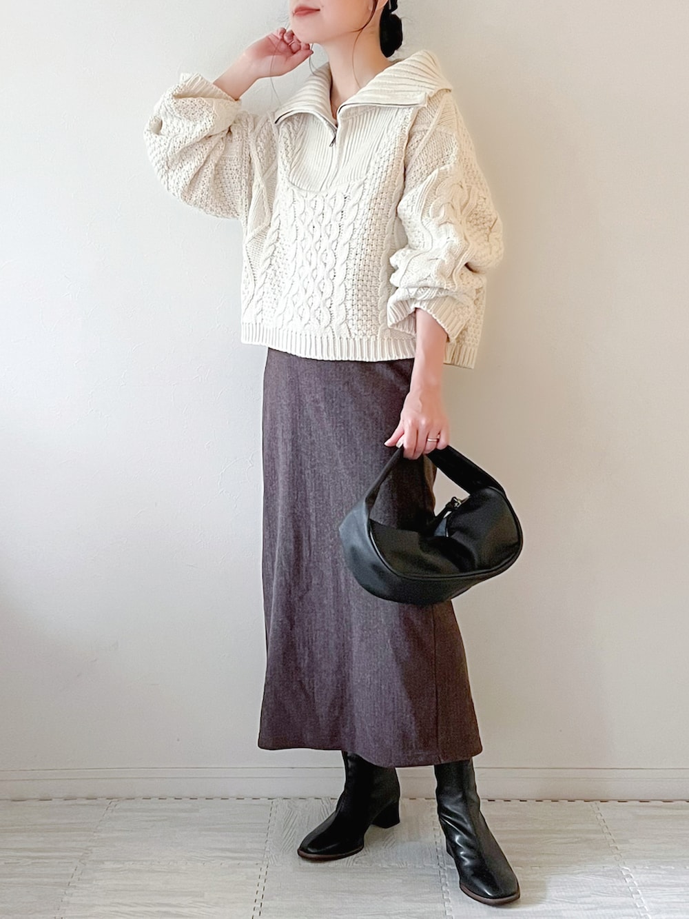 ホワイト系のニット/セーター、ブラック系のショルダーバッグ、ブラウン系のスカートを着用したレディースの秋コーディネートの3枚目の写真