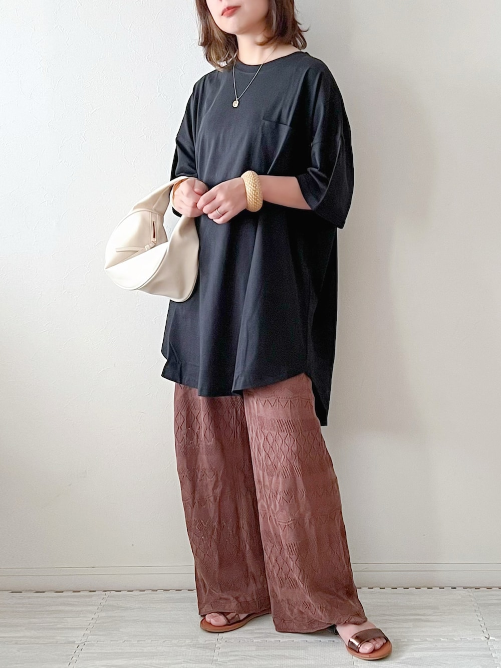 「カジュアルスタイル、シンプルスタイル、夏服、夏だ！Tシャツ着よう！、大人カジュアル、無地T、黒Tシャツ、ママコーデ、プチプラ、低身長、透かし編みニット、プチプラコーデ、楽チンコーデ、夏コーデ、パンツスタイル」｜「niko and...の【小松菜奈さん着用アイテム】レース柄風透かしニットパンツ（その他パンツ、ブラウン系）」を使った、chakoさん（レディース・155cm）の夏コーディネートの2枚目の写真