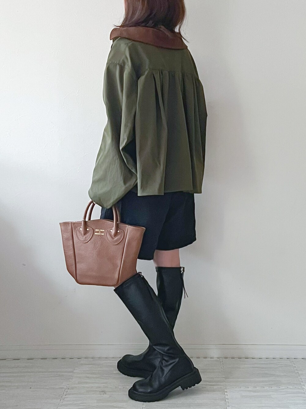 「ロングブーツ、ショートパンツ、ハーフパンツ、大人カジュアル、ミリタリージャケット、ハイネック、プチプラ、秋冬コーデ、低身長コーデ、パンツスタイル、ブーツスタイル、ハイネックニット、シンプルコーデ、ハンドバッグ、トートバッグ」｜「AS KNOW AS plusの♪ストレッチロングブーツ　【2022AWアイテム】（ブーツ、ブラック系）」を使った、chakoさん（レディース・155cm）の冬コーディネートの4枚目の写真