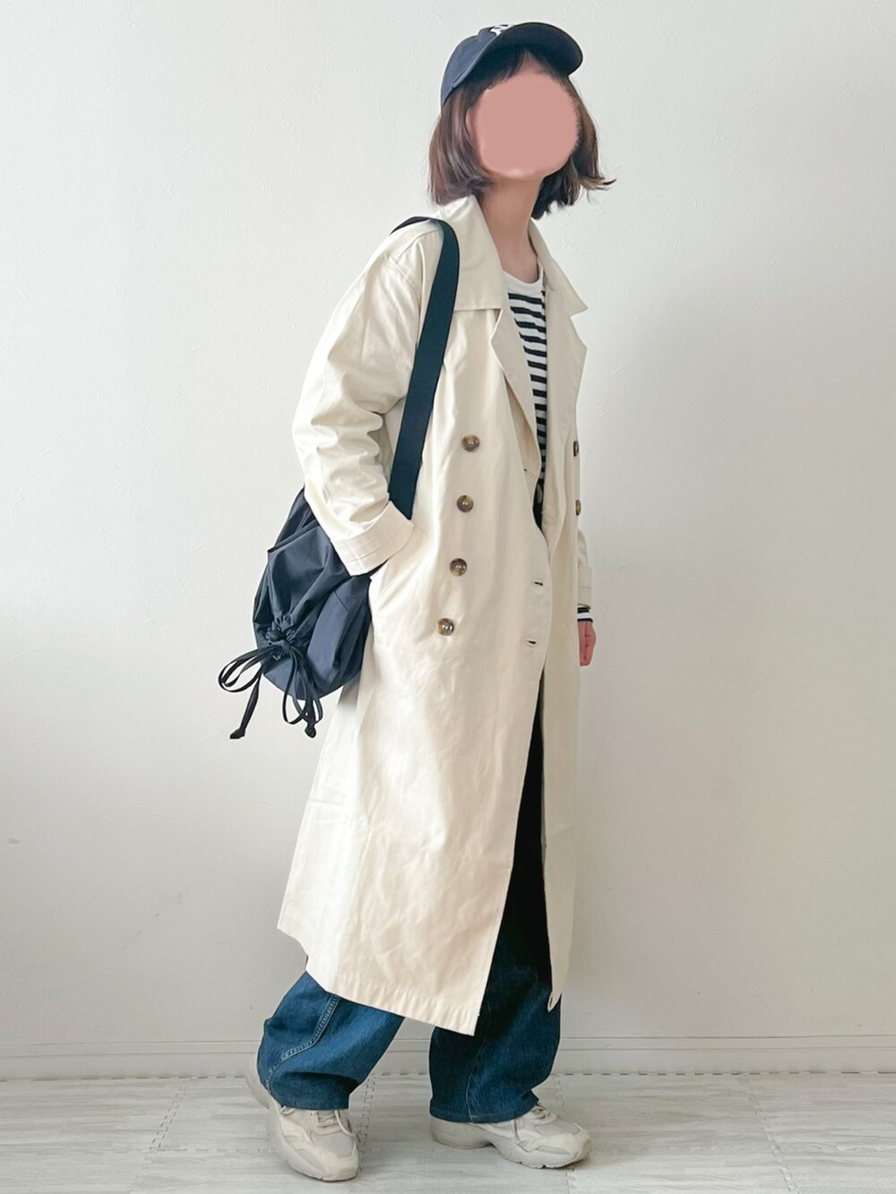 「春服デビュー宣言、トレンチコート、メンズライク、ワイドパンツ、ワイドデニム、プチプラコーデ、白スニーカー、シンプルコーデ、ボーダー、キャップ、ショルダーバッグ、ユニクロ、春コーデ、大人カジュアル、低身長」｜「Fizzの【Fizz/フィズ】　ピーチ起毛 オーバーサイズトレンチコート（トレンチコート、ホワイト系）」を使った、chakoさん（レディース・155cm）の春コーディネートの2枚目の写真