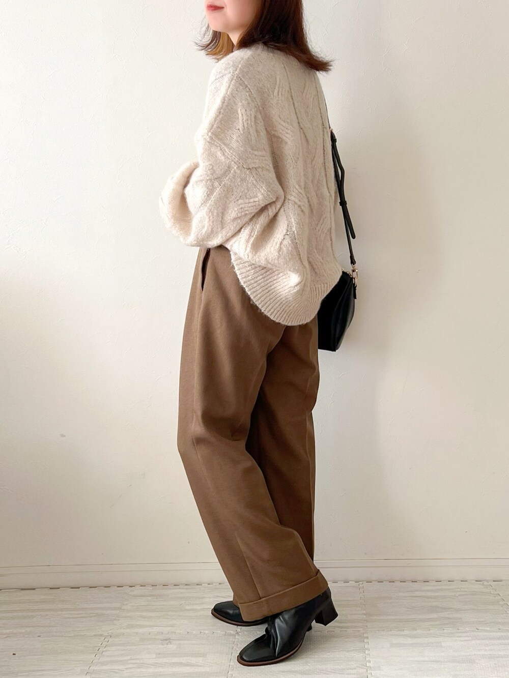 「タートルネック、ニット、ワイドパンツ、Hunch、ハンチ、プチプラ、ボストンバッグ、ブーツ、GU、ワントーンコーデ、シンプルスタイル、大人カジュアル、低身長コーデ、パンツスタイル、秋冬コーデ」｜「hunchのレトロ柄編みクルーネックローゲージニット | 秋冬 長袖 体型カバー ふわふわ 透かし編み（ニット/セーター、ベージュ系）」を使った、chakoさん（レディース・155cm）の冬コーディネートの3枚目の写真