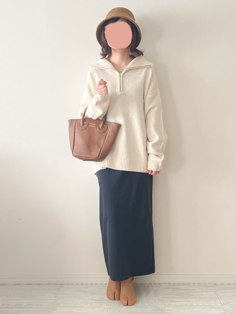 ホワイト系のニット/セーター、ブラウン系のショルダーバッグ、ブラック系のスカートを着用したレディースの秋コーディネートの2枚目の写真