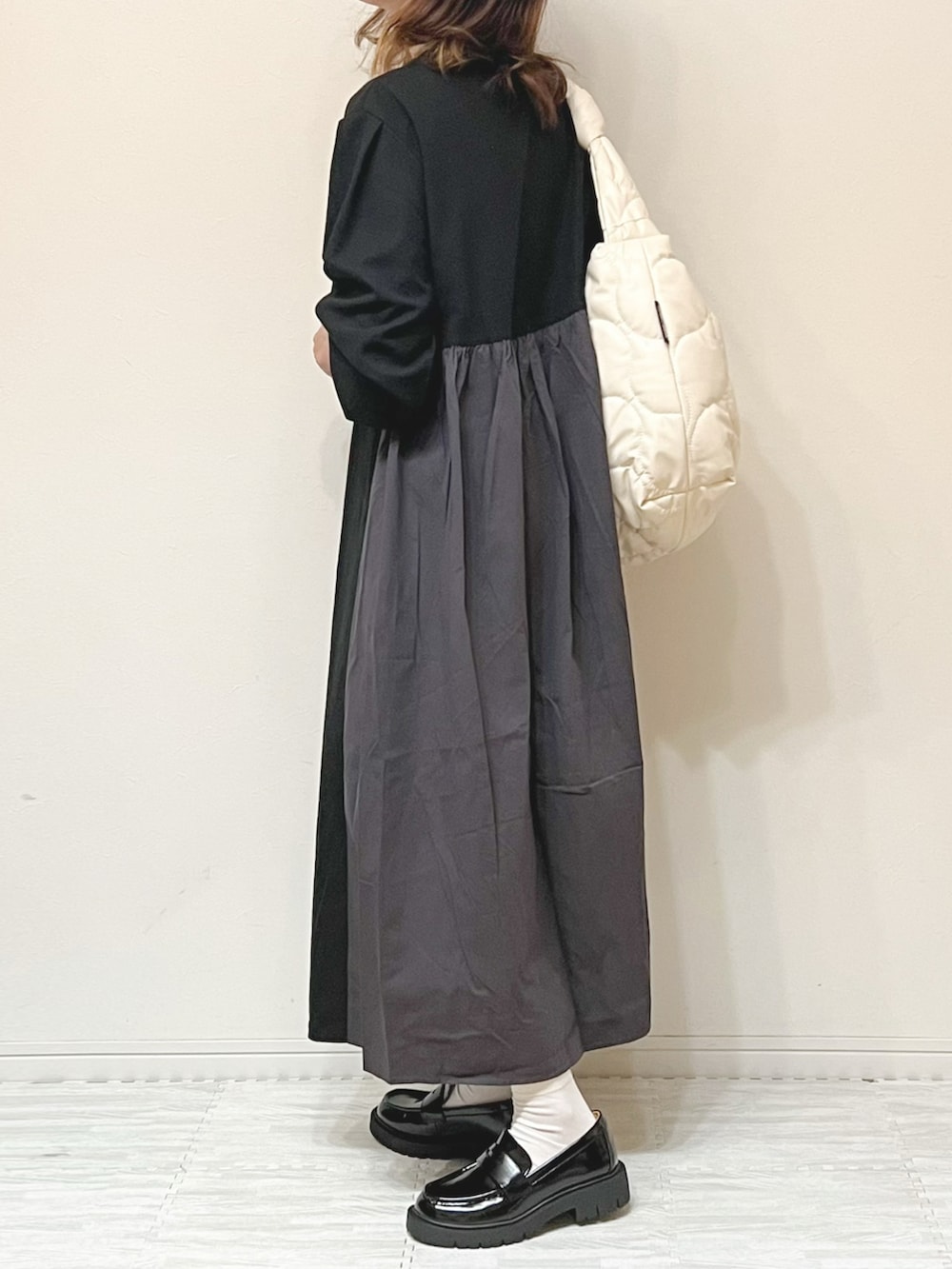「スウェットワンピース、モノトーン、ローファー、キルティングバッグ、プチプラ、UNIQLO、ママコーデ、シンプルコーデ、大人カジュアル、ショルダーバッグ、秋コーデ、大人かわいい、低身長、初秋コーデ、楽チンコーデ」｜「Fizzの【Fizz/フィズ】　サカリバ素材　バック切替えAラインワンピース（ワンピース、ブラック系）」を使った、chakoさん（レディース・155cm）の秋コーディネートの3枚目の写真