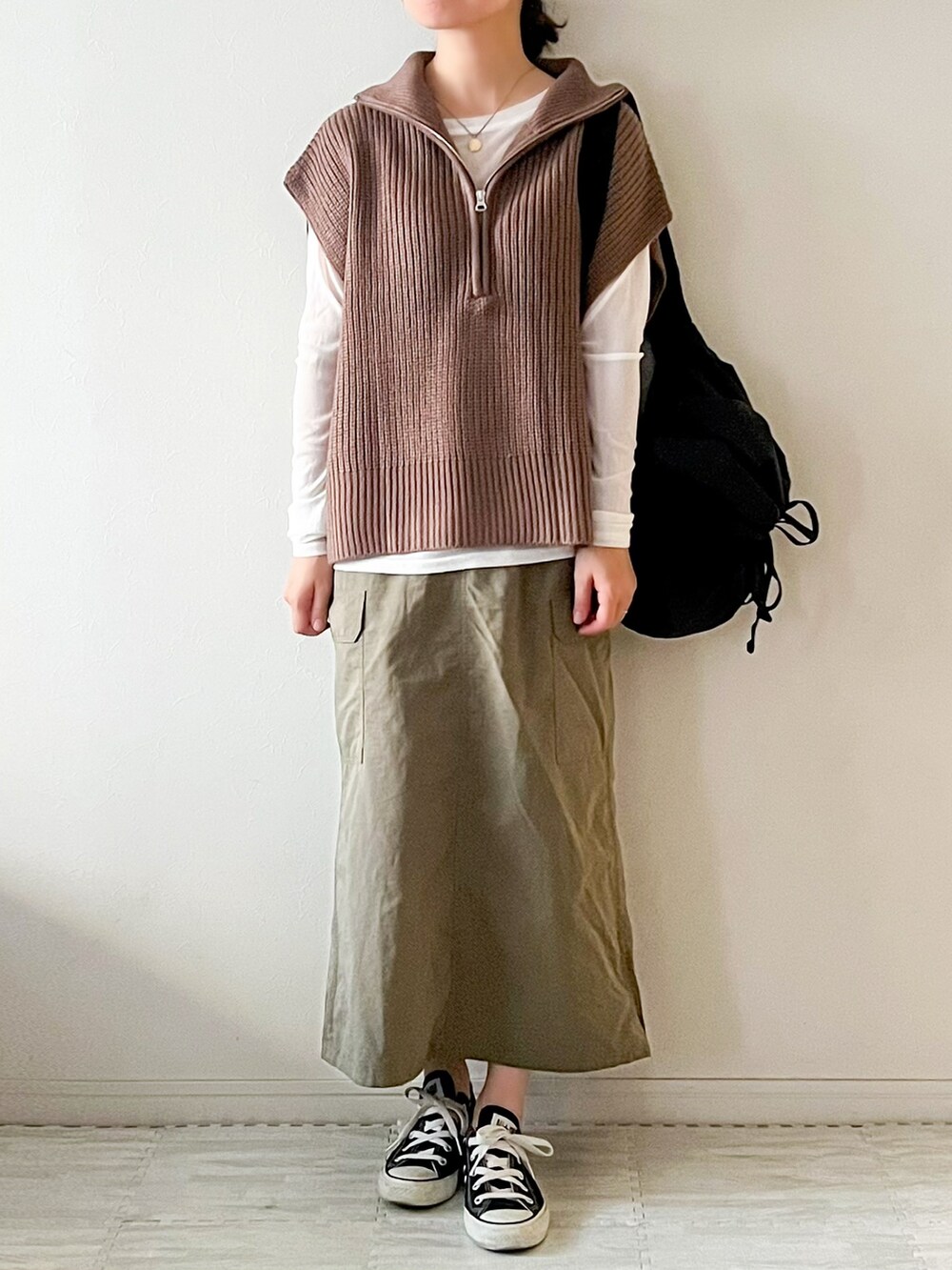 「ハーフジップ、Hunch、ハンチ、hunch_ootd、秋コーデ、シアートップス、プチプラ、GU、UNIQLO、ショルダーバッグ、カーゴスカート、大人カジュアル、ママコーデ、シンプルスタイル、レイヤードスタイル」｜「hunchのハーフジップニット（ベスト、ブラウン系）」を使った、chakoさん（レディース・155cm）の秋コーディネートの2枚目の写真