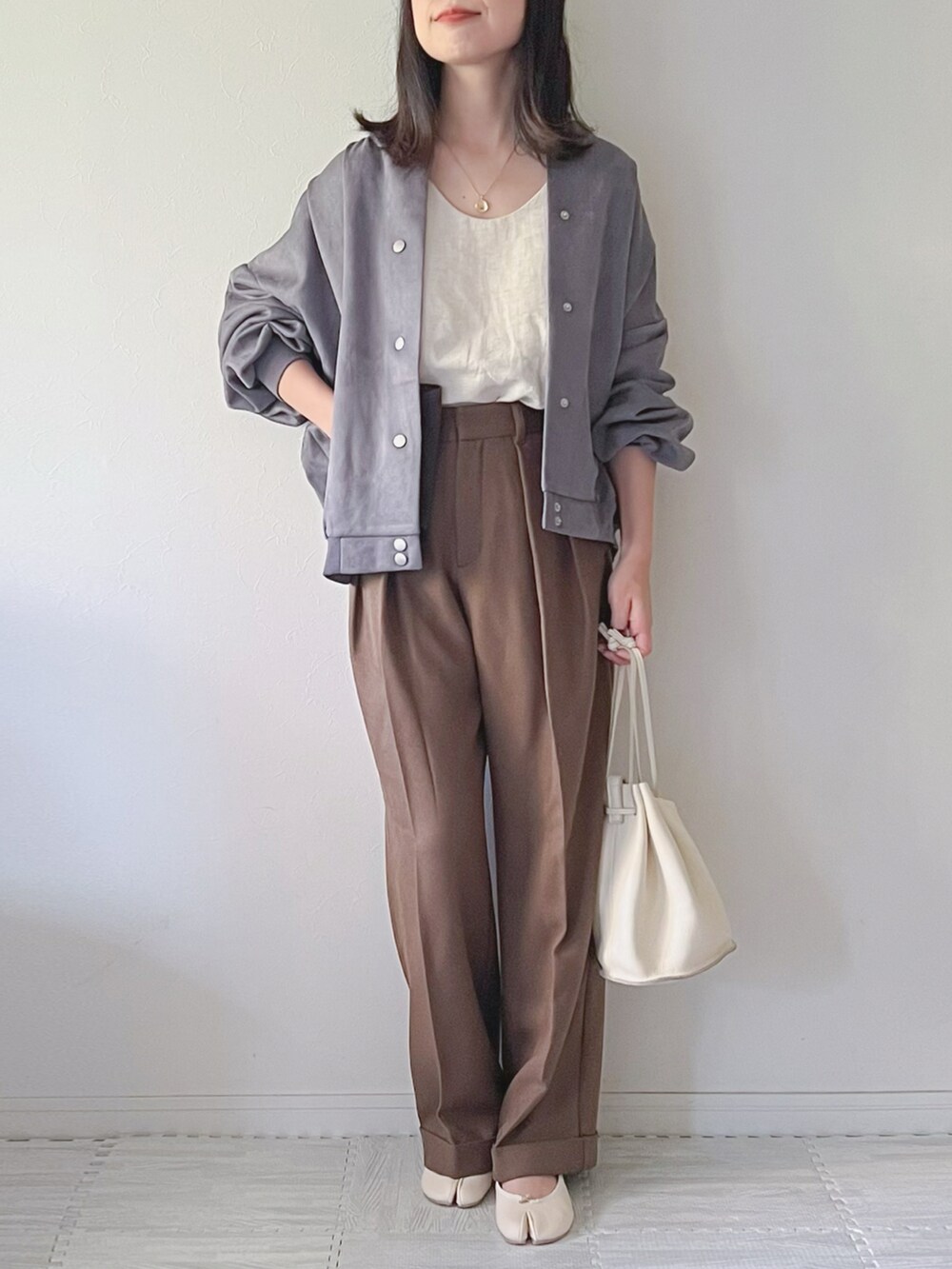「秋服準備はじめました、秋服、パンツスタイル、低身長、低身長コーデ、シンプルコーデ、大人カジュアル、スタジャン、ワイドパンツ、プチプラ、バレエシューズ、ママコーデ、GU、足袋バレエ、巾着バッグ」｜「Fizzの【Fizz/フィズ】　ゆったりフェイクスエードスタジャン（スタジャン、ブラック系）」を使った、chakoさん（レディース・155cm）の秋コーディネートの2枚目の写真