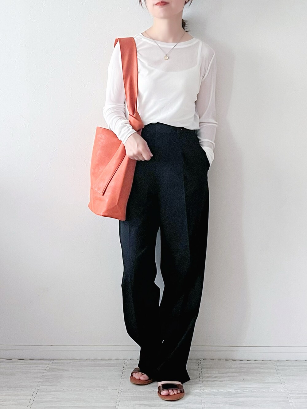 「Hunch、ハンチ、hunch_ootd、シアートップス、シンプルコーデ、プチプラ、秋先取りコーデ、UNIQLO、ワイドパンツ、差し色、ショルダーバッグ、ママコーデ、大人カジュアル、カジュアルコーデ、パンツスタイル」｜「hunchのクルーネックシアートップス（Tシャツ/カットソー、ホワイト系）」を使った、chakoさん（レディース・155cm）の夏コーディネートの2枚目の写真