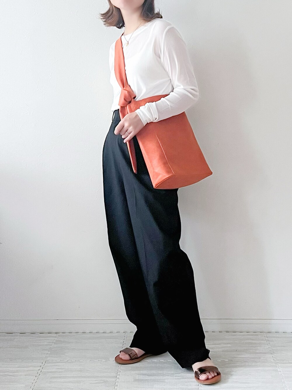 「Hunch、ハンチ、hunch_ootd、シアートップス、シンプルコーデ、プチプラ、秋先取りコーデ、UNIQLO、ワイドパンツ、差し色、ショルダーバッグ、ママコーデ、大人カジュアル、カジュアルコーデ、パンツスタイル」｜「hunchのクルーネックシアートップス（Tシャツ/カットソー、ホワイト系）」を使った、chakoさん（レディース・155cm）の夏コーディネートの3枚目の写真