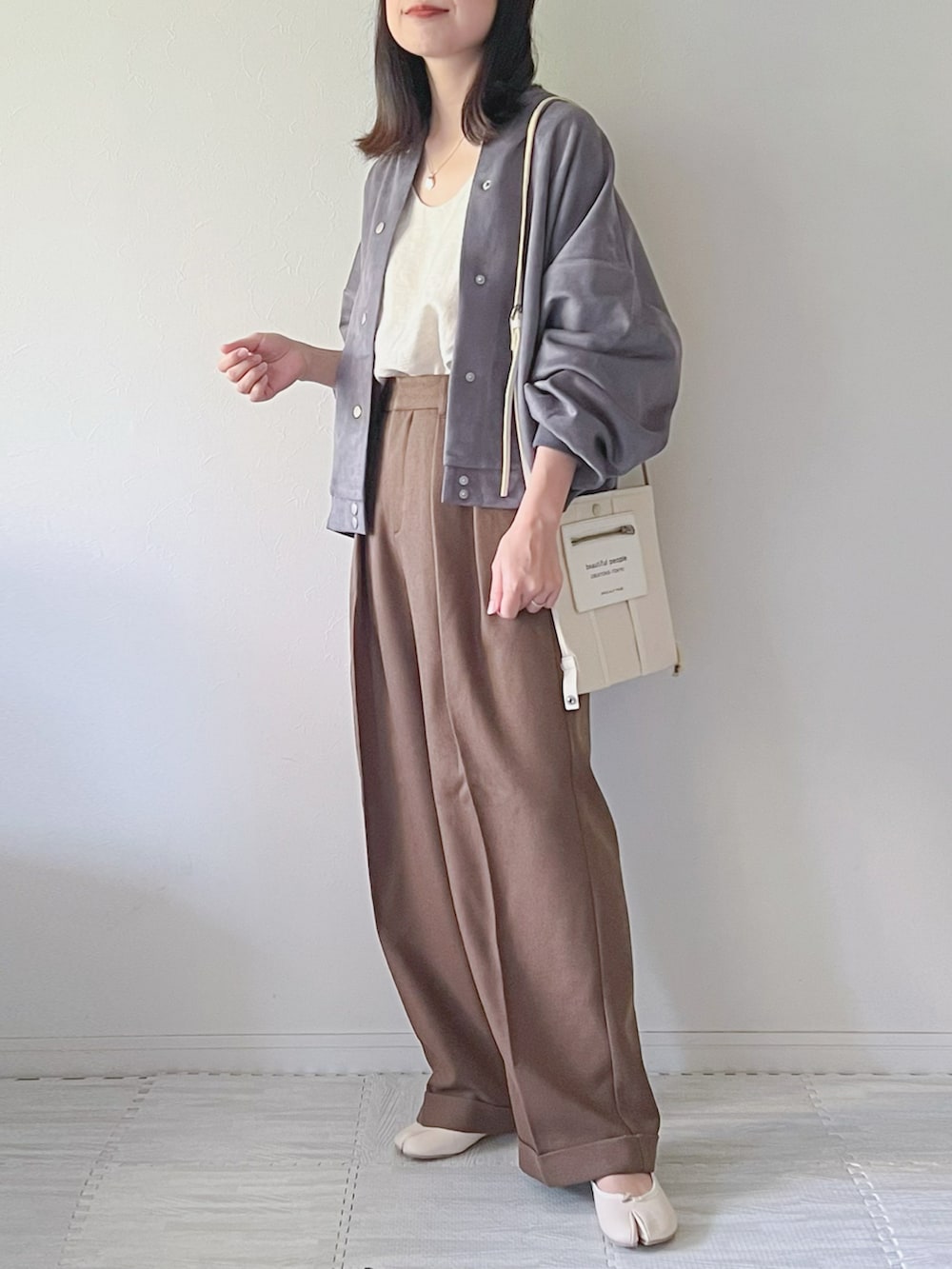 「秋服準備はじめました、秋服、パンツスタイル、低身長、低身長コーデ、シンプルコーデ、大人カジュアル、スタジャン、ワイドパンツ、プチプラ、バレエシューズ、ママコーデ、GU、足袋バレエ、巾着バッグ」｜「Fizzの【Fizz/フィズ】　ゆったりフェイクスエードスタジャン（スタジャン、ブラック系）」を使った、chakoさん（レディース・155cm）の秋コーディネートの3枚目の写真
