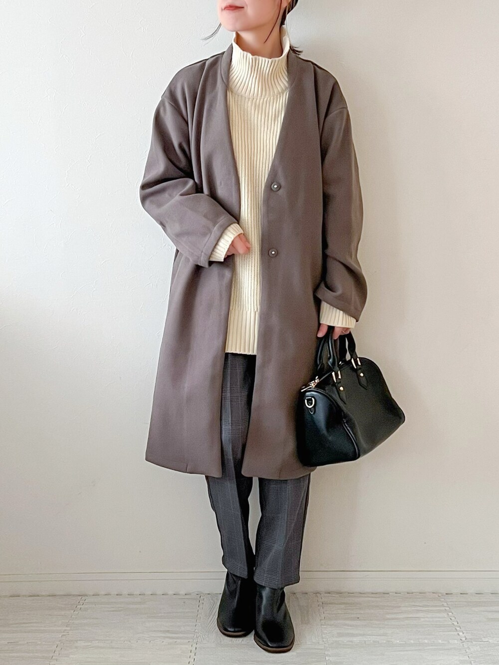 「秋冬コーデ、大人カジュアル、低身長コーデ、プチプラ、シンプルコーデ、チェックパンツ、ブーツ、冬アウター、ノーカラーコート、ハイネック、ボストンバッグ、冬コーデ、コートスタイル、サマンサモスモスブルー、Samansa Mos2 blue」｜「Samansa Mos2 blueのマルチスタイル着流しコート（その他アウター、グレー系）」を使った、chakoさん（レディース・155cm）の秋コーディネートの2枚目の写真