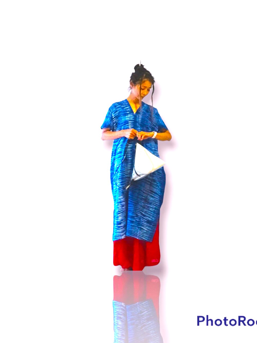 ブルー系のチュニック、ホワイト系のショルダーバッグ、レッド系のその他パンツを着用したレディースの夏コーディネートの2枚目の写真