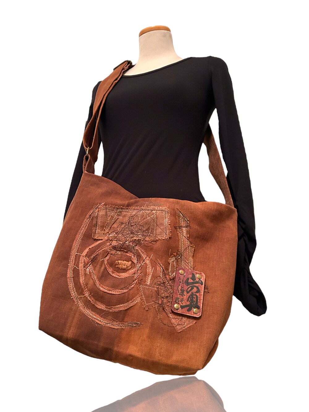 ブラウン系のショルダーバッグを着用したレディースの秋コーディネートの3枚目の写真