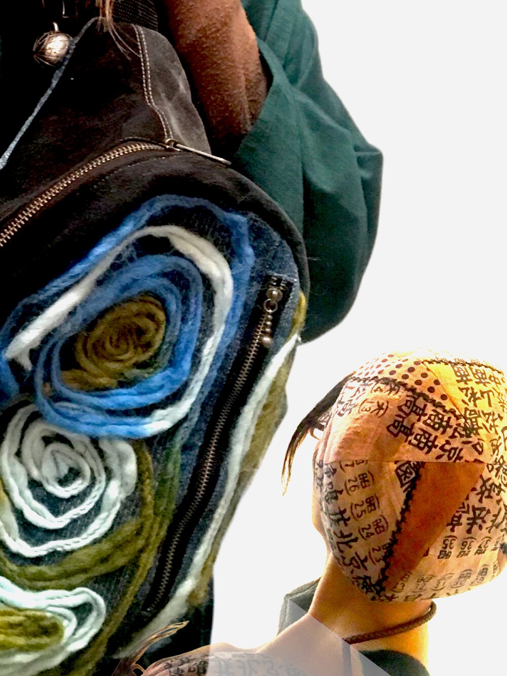 ブラック系のチュニック、グリーン系のカーディガン/ボレロ、ブルー系のボディバッグ/ウエストポーチを着用したレディースの秋コーディネートの2枚目の写真