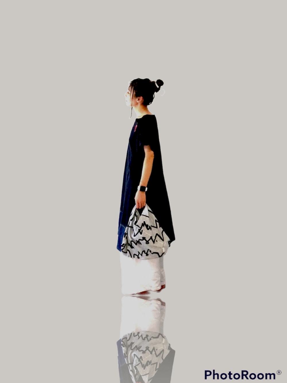 ブルー系のチュニック、ホワイト系のその他パンツ、ゴールド系のクラッチバッグを着用したレディースの夏コーディネートの2枚目の写真