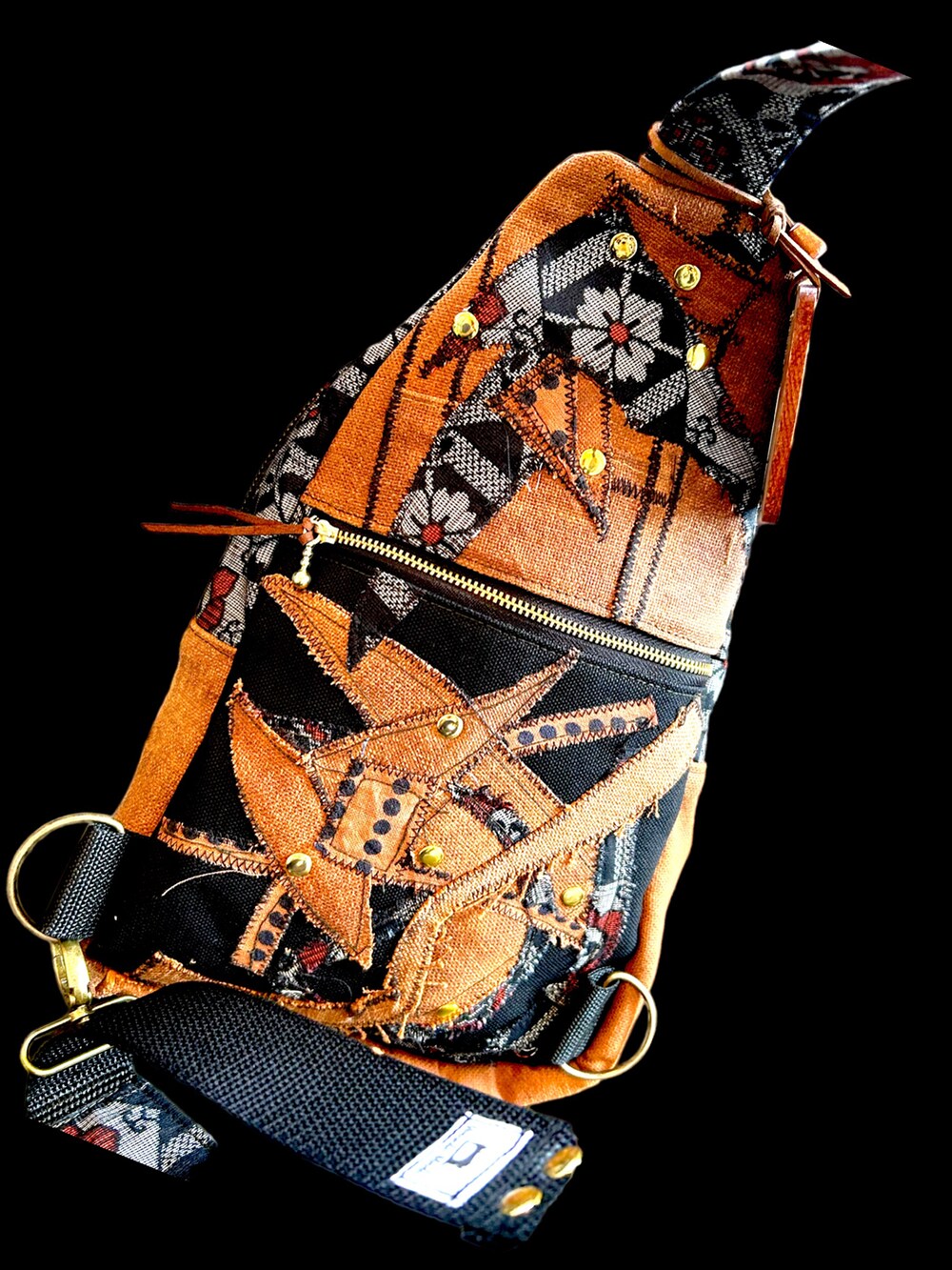 ブラウン系のボディバッグ/ウエストポーチを着用したレディースの夏コーディネートの3枚目の写真