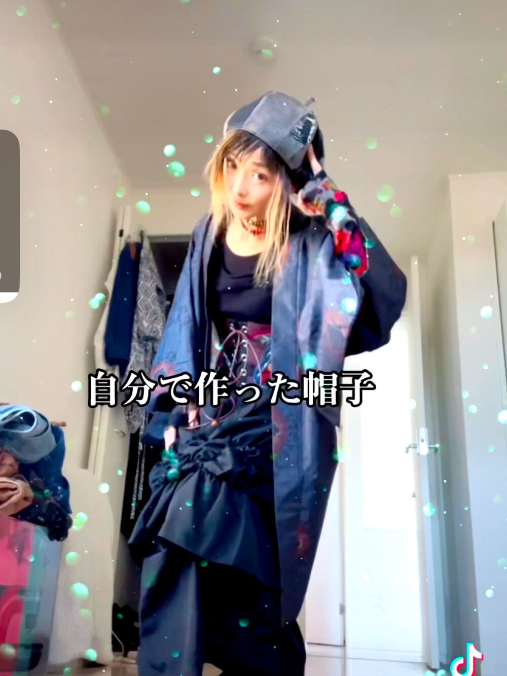 ブラック系のスカート、レッド系の和装小物、グレー系のハンチング/ベレー帽を着用したレディースの冬コーディネートの2枚目の写真