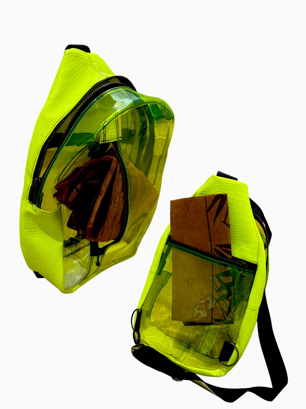 イエロー系のボディバッグ/ウエストポーチを着用したレディースの夏コーディネートの2枚目の写真