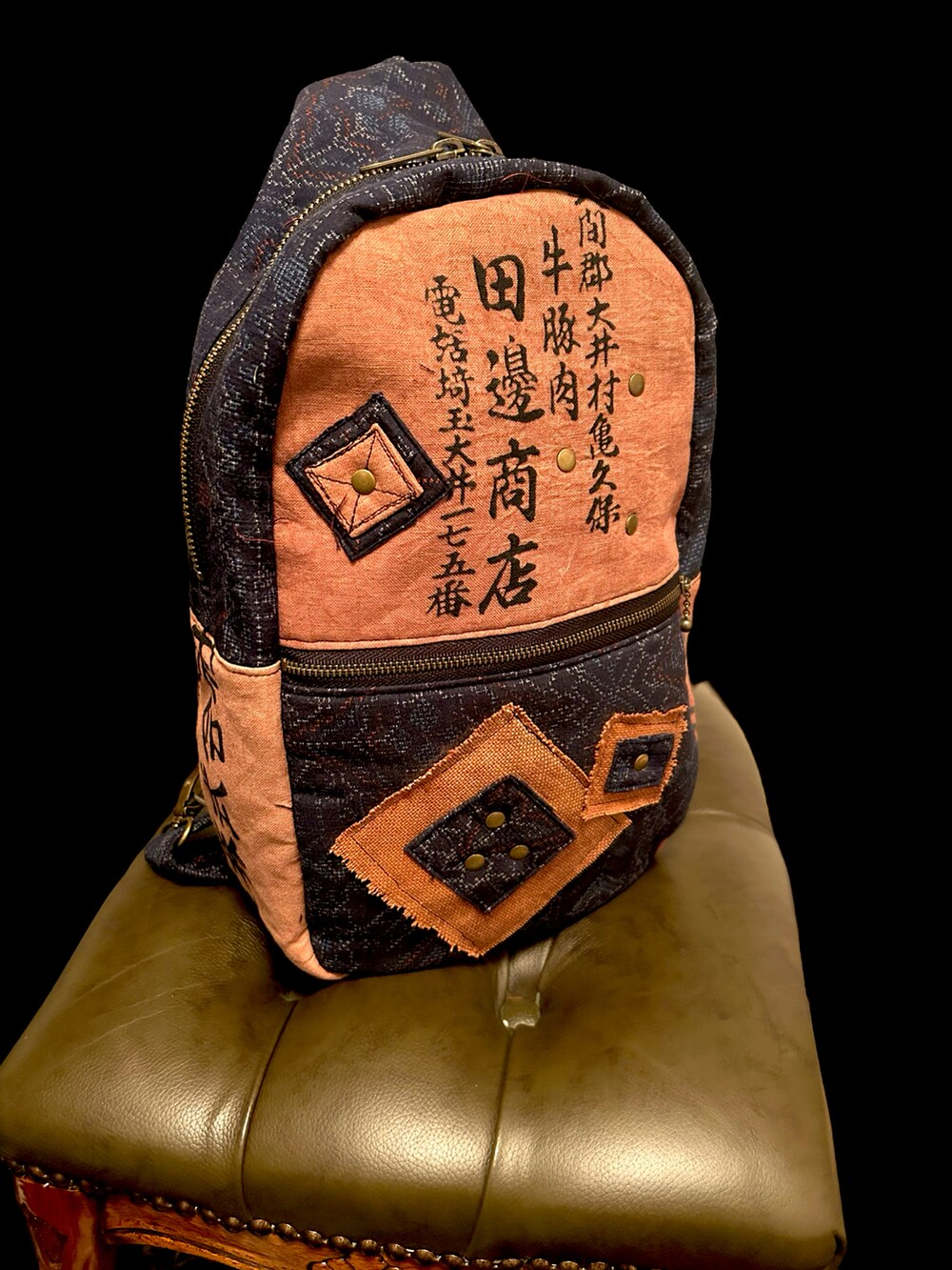 ブラウン系のボディバッグ/ウエストポーチを着用したレディースの冬コーディネートの3枚目の写真