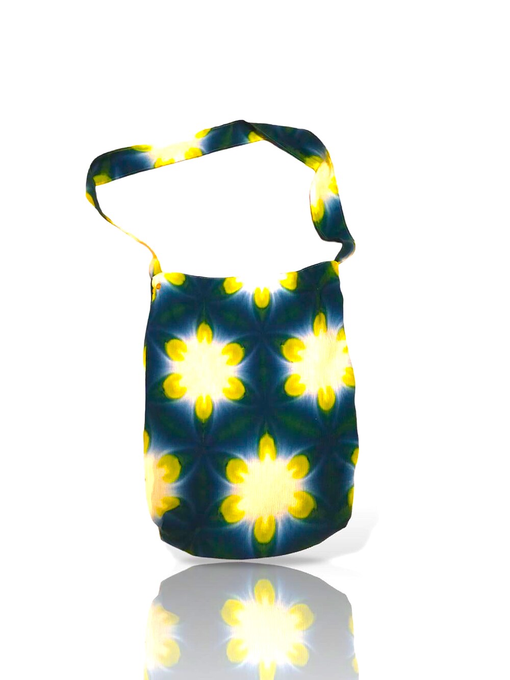 グリーン系のショルダーバッグ、ブルー系のチュニック、その他のその他パンツを着用したレディースの秋コーディネートの4枚目の写真