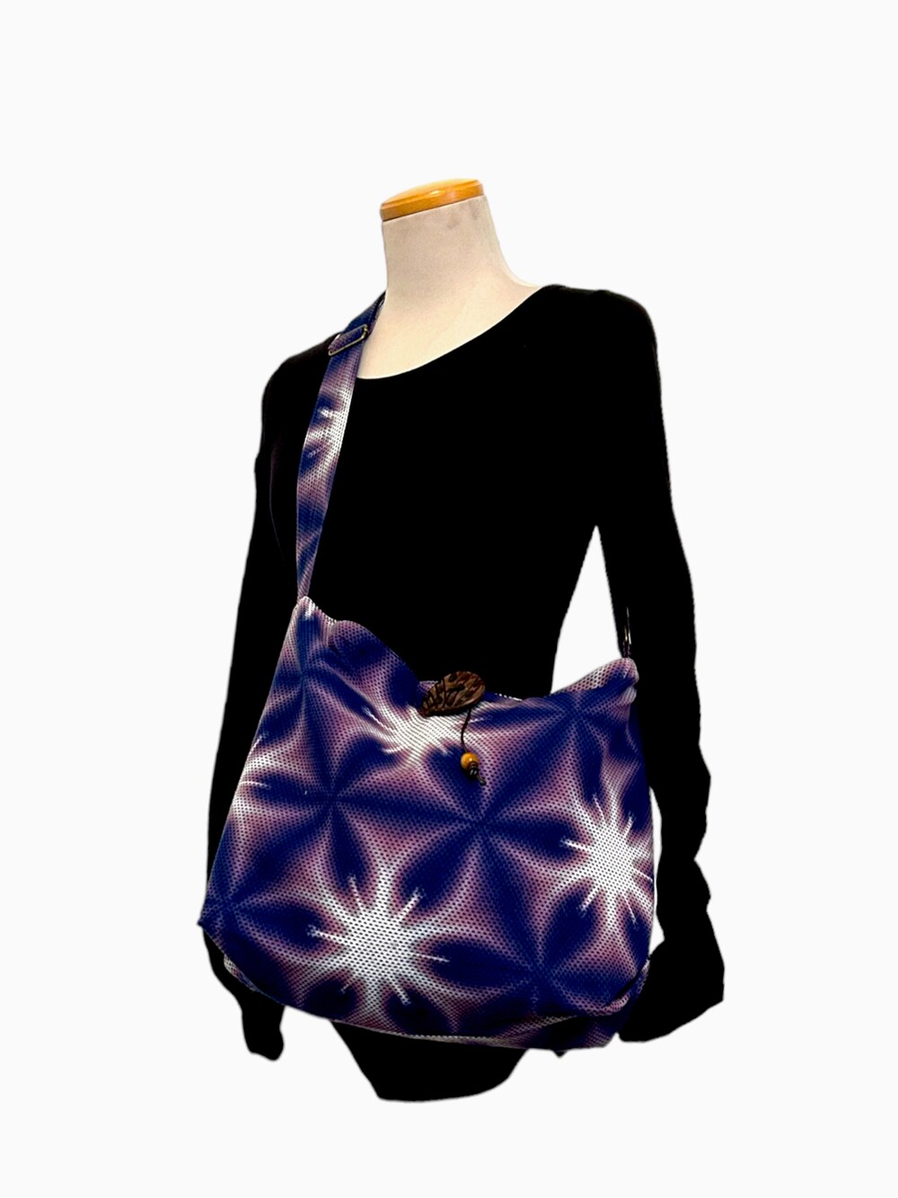 パープル系のショルダーバッグを着用したレディースの秋コーディネートの2枚目の写真