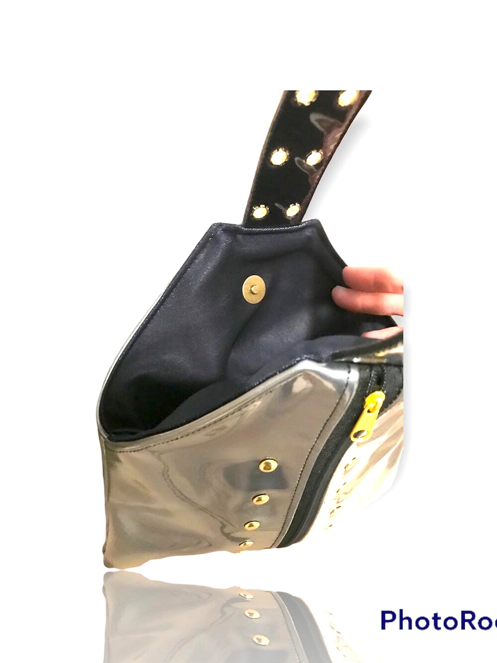 その他のチュニック、ブルー系のその他パンツ、シルバー系のクラッチバッグを着用したレディースの夏コーディネートの4枚目の写真