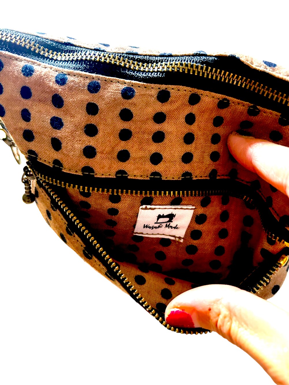 ブラウン系のボディバッグ/ウエストポーチを着用したレディースの夏コーディネートの3枚目の写真