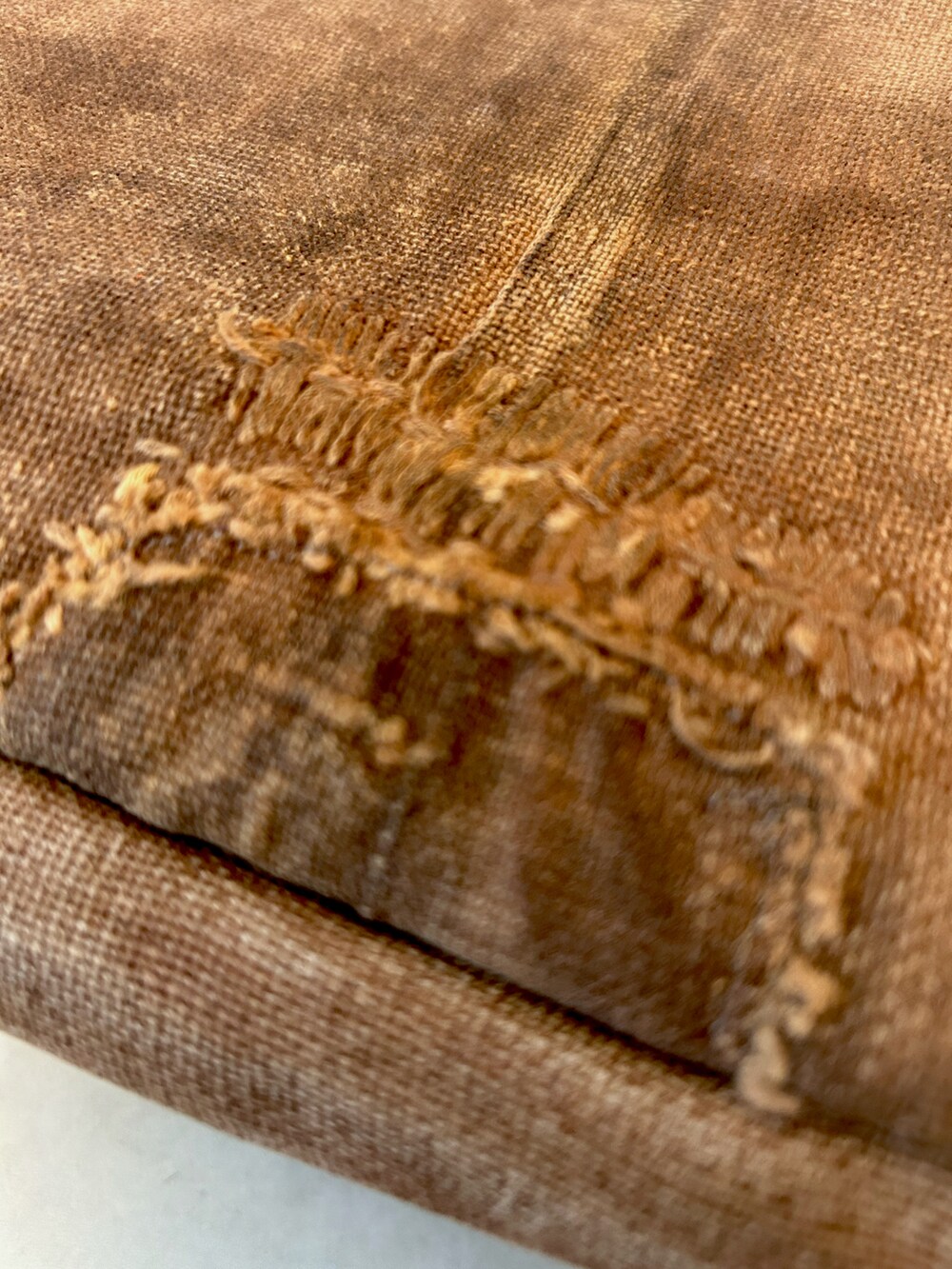 ブラウン系のショルダーバッグを着用したレディースの春コーディネートの3枚目の写真