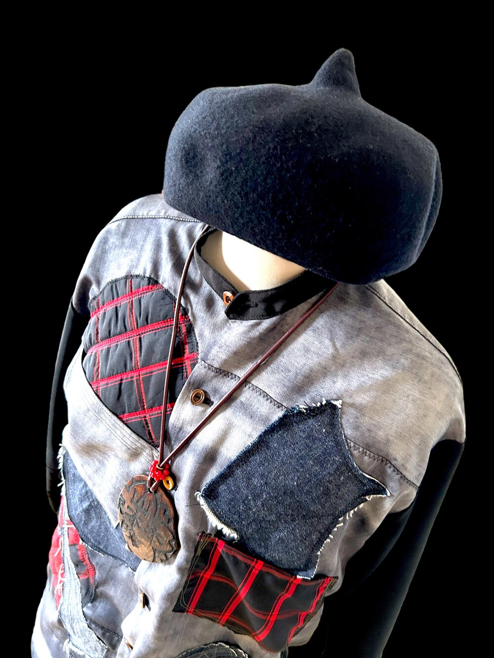 ブラック系のシャツ/ブラウスを着用したレディースの秋コーディネートの2枚目の写真