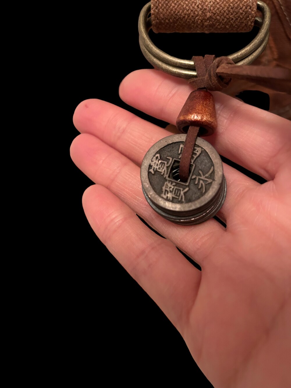 ブラウン系のショルダーバッグを着用したレディースの秋コーディネートの2枚目の写真