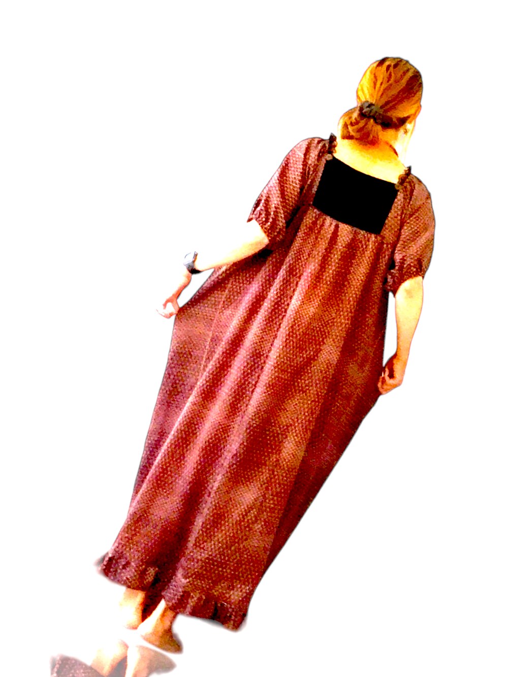 ブラウン系のワンピースを着用したレディースの夏コーディネートの3枚目の写真