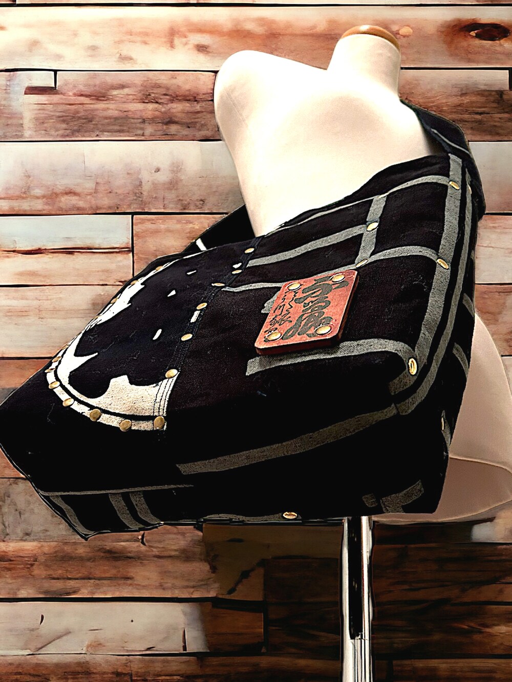 ブラック系のショルダーバッグを着用したレディースの冬コーディネートの2枚目の写真