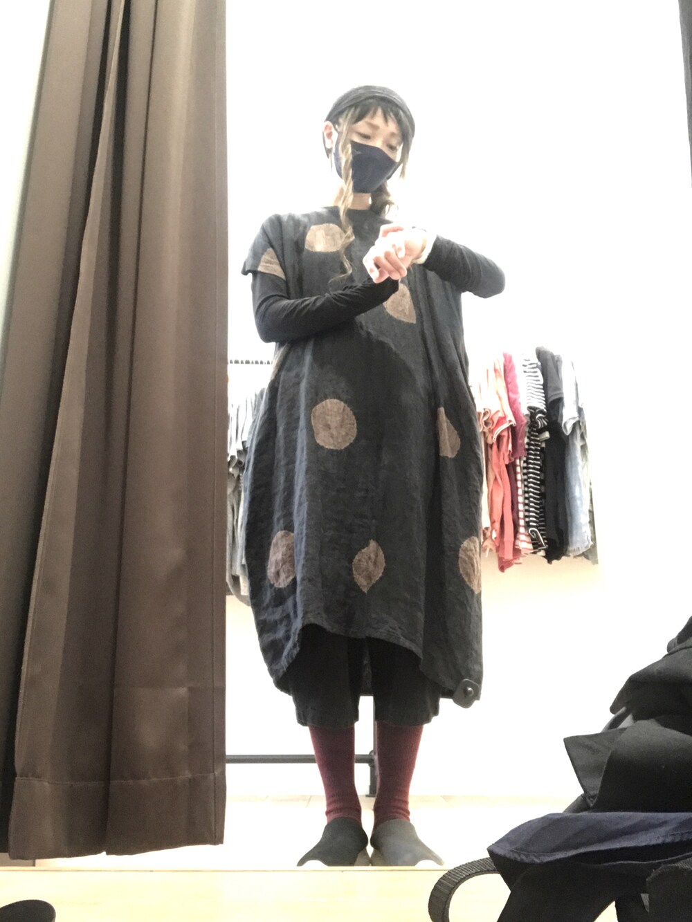 その他のワンピース、ブラック系のその他パンツ、グレー系のスニーカーを着用したレディースの春コーディネートの2枚目の写真