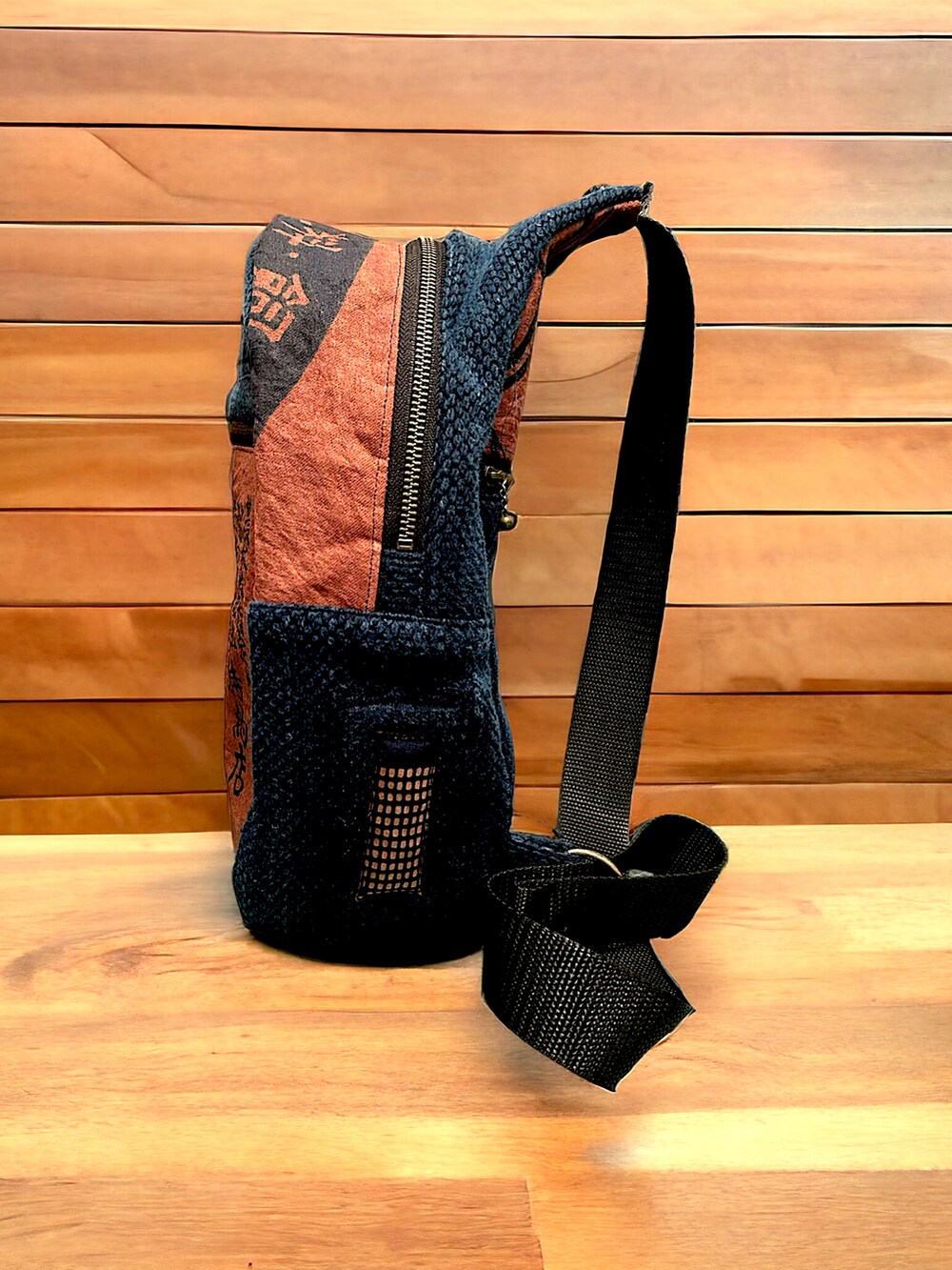 ブルー系のボディバッグ/ウエストポーチを着用したレディースの冬コーディネートの4枚目の写真