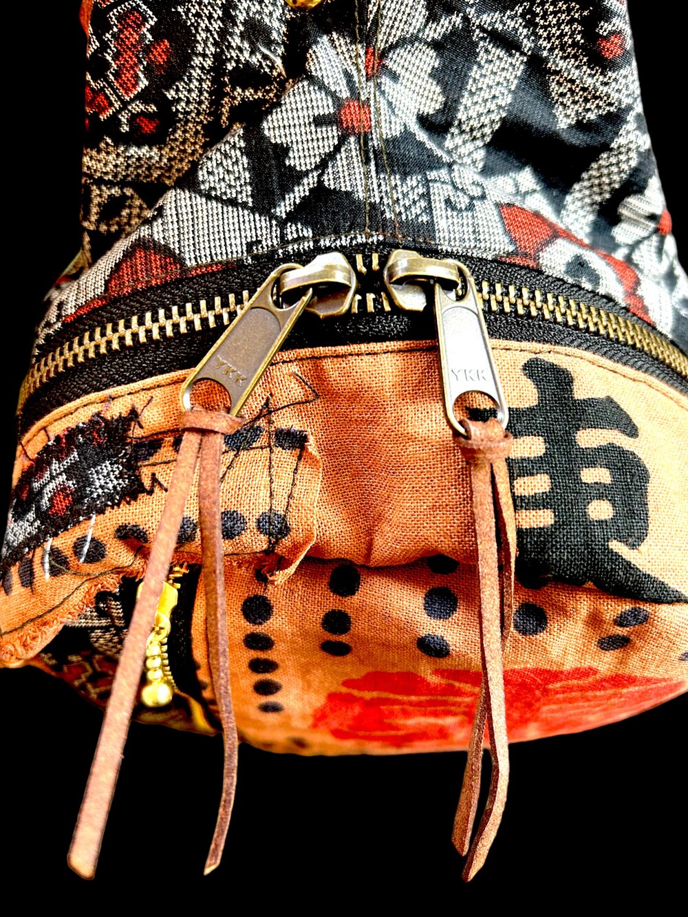 ブラウン系のボディバッグ/ウエストポーチを着用したレディースの夏コーディネートの2枚目の写真