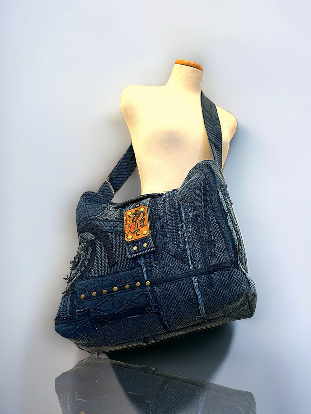 ブルー系のショルダーバッグを着用したレディースの冬コーディネートの3枚目の写真