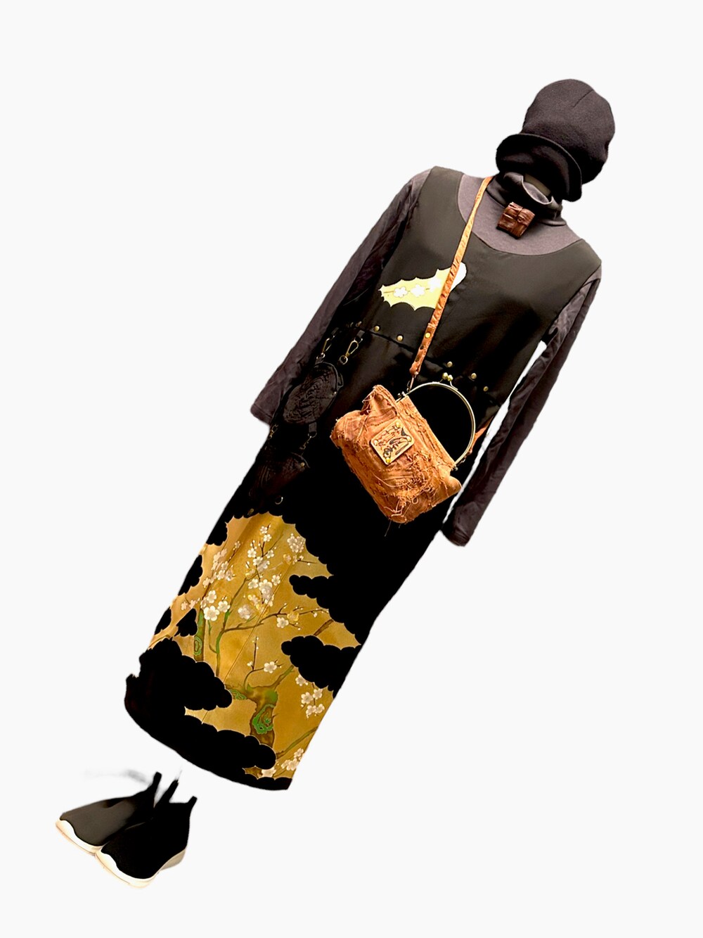 ブラウン系のショルダーバッグ、ブラック系のスカート、グレー系のその他アウターを着用したレディースの秋コーディネートの3枚目の写真