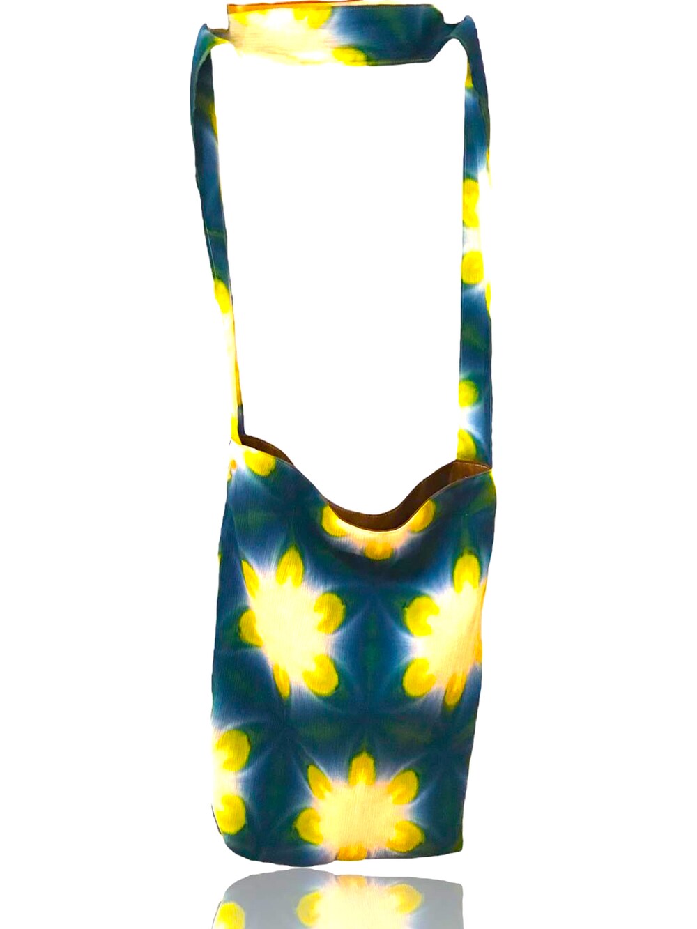 グリーン系のショルダーバッグ、ブルー系のチュニック、その他のその他パンツを着用したレディースの秋コーディネートの3枚目の写真