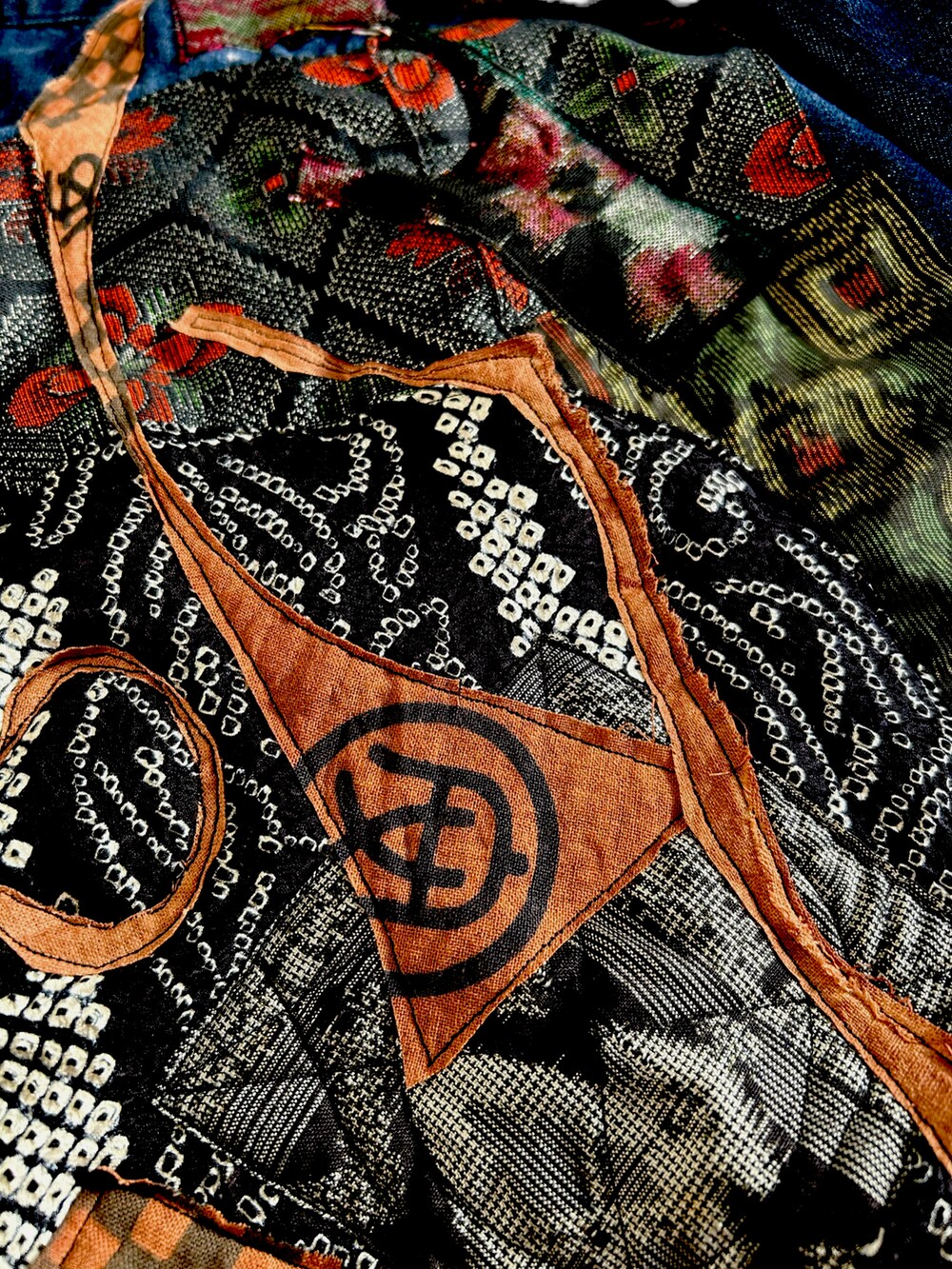 ブルー系のその他アウターを着用したレディースの秋コーディネートの3枚目の写真